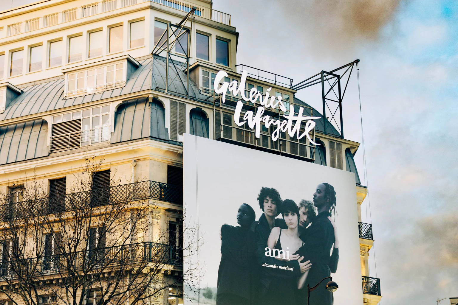 Campagne publicitaire visible sur la façade des Galeries Lafayette à Paris