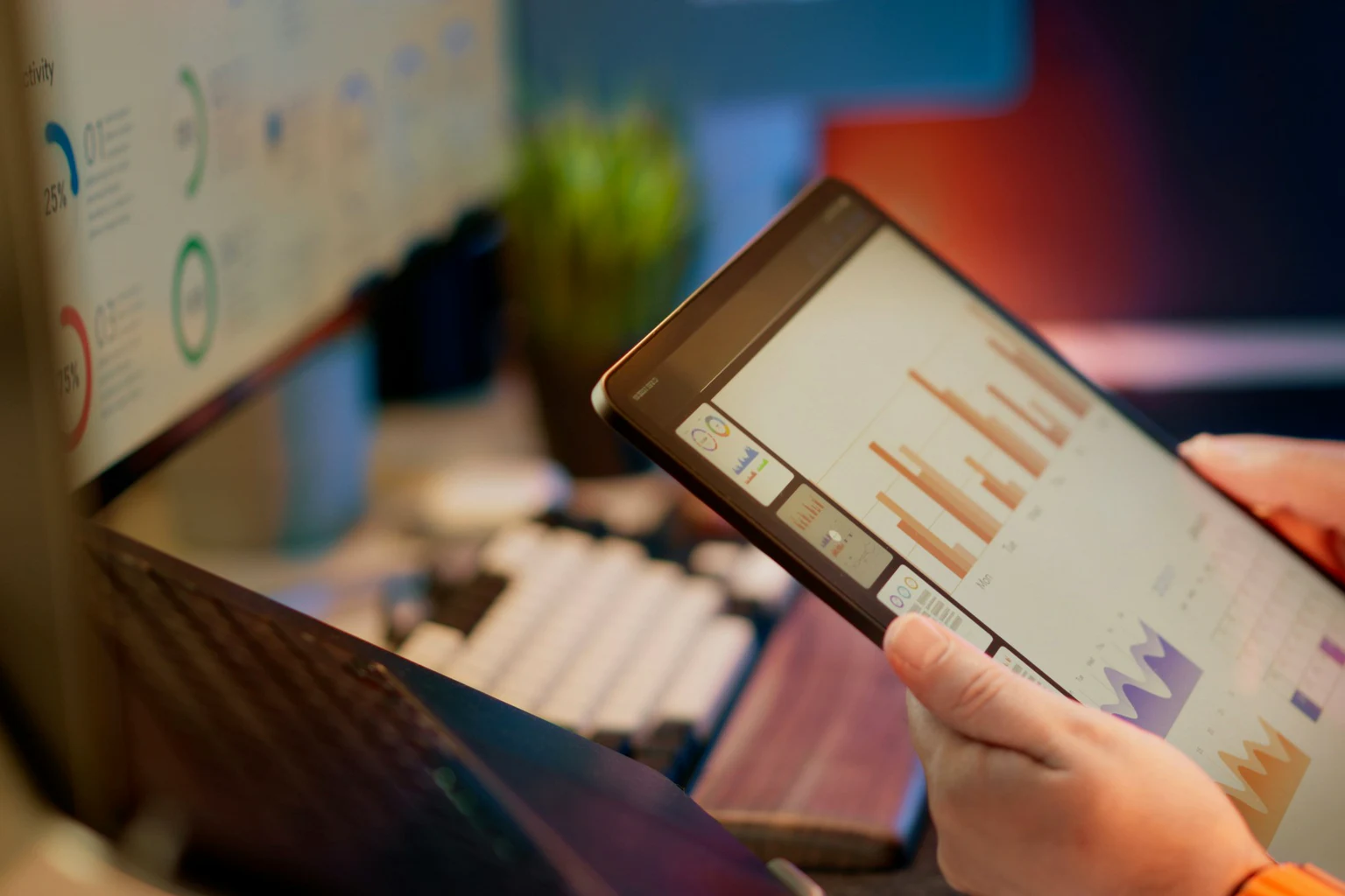 Tableau de bord numérique analysé sur tablette dans un environnement de travail