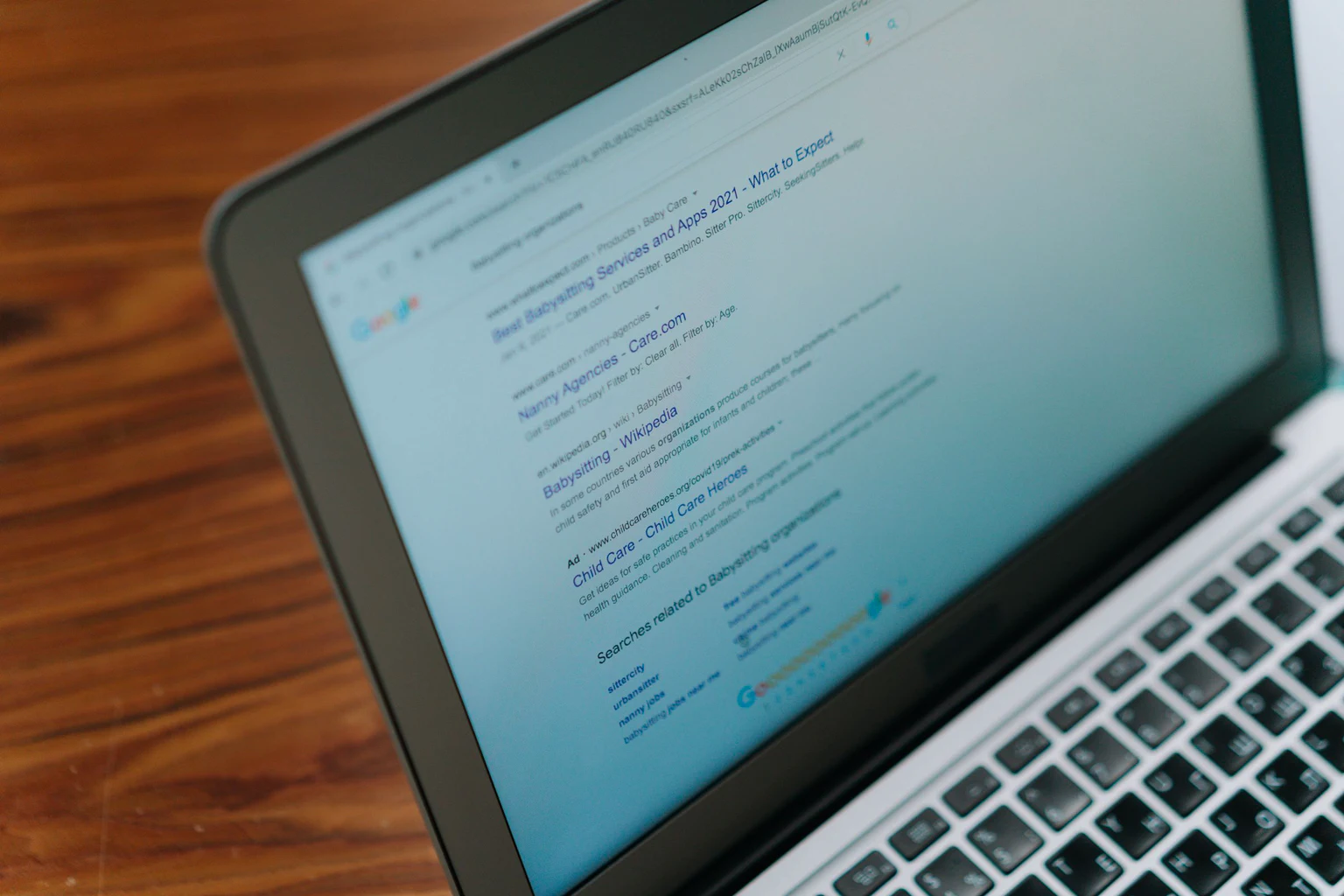 Résultats d'un moteur de recherche affichés sur un ordinateur portable