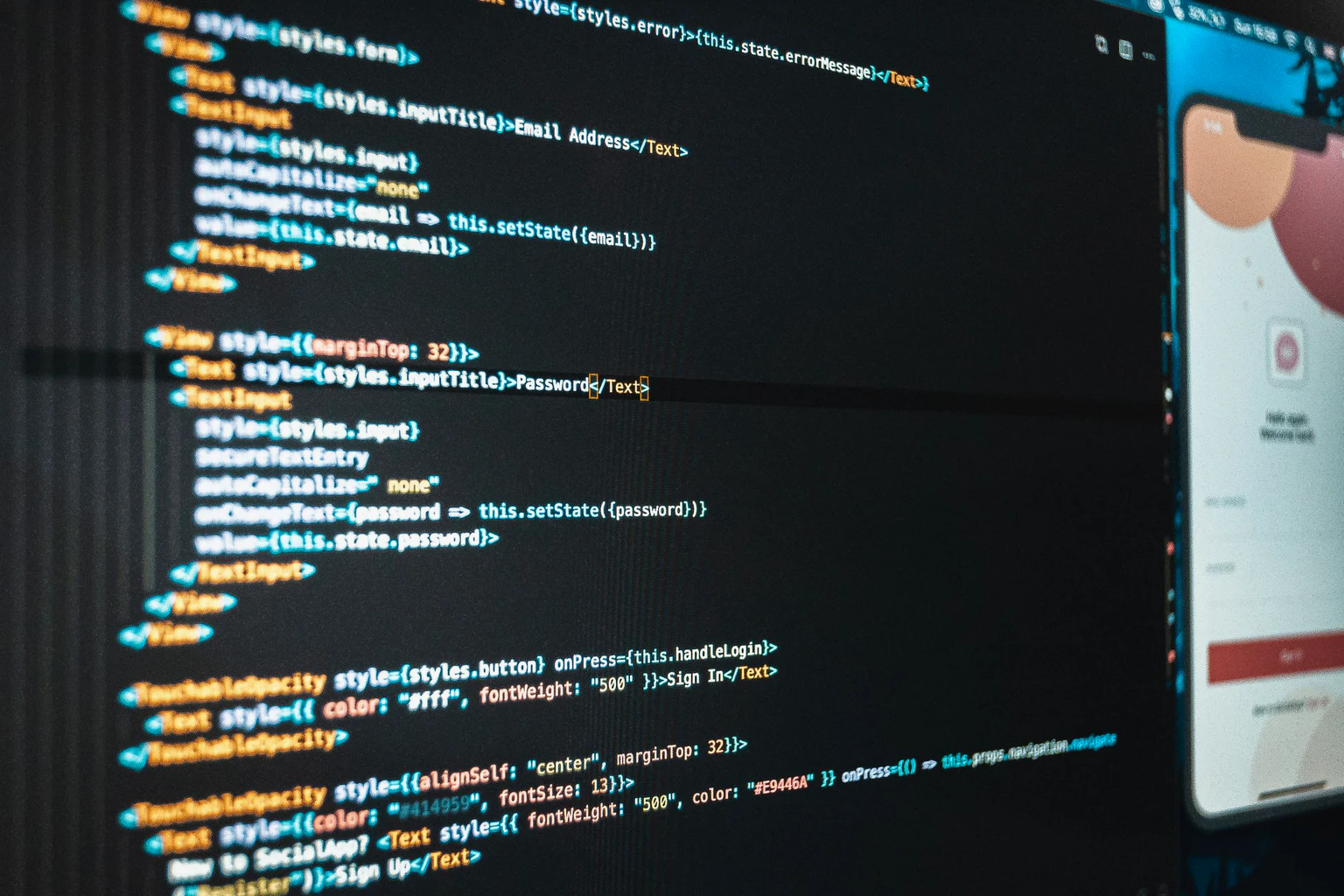 Application web et code source contrôlés côte à côte sur un écran de travail